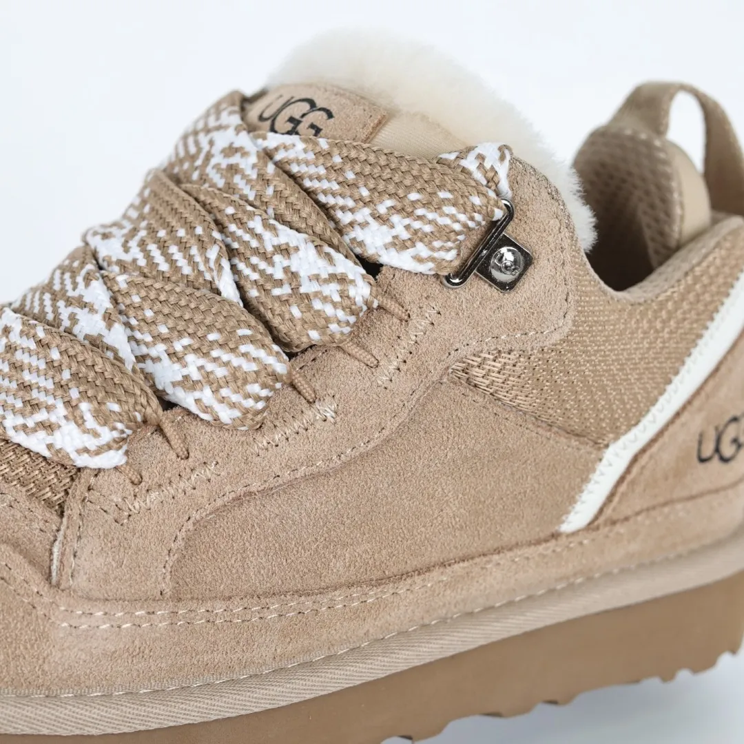 Pick up locally 💰660 Core recommended good price Independently developed original outsole, cashmere insole, keeping warm in winter, suitable for home use. In recent years, uug has launched a style series, which is partially skewed towards the preferences of young consumers, and has also been at the forefront of fashion trends. Shoe body material, water-repellent coated suede upper, 17mm UGGPURE™ implanted wool insole, lightweight non-slip and comfortable rubber outsole, with brand LOGO, complete packaging, size: 35 36 37 38 39 40 41 42 43 44 45